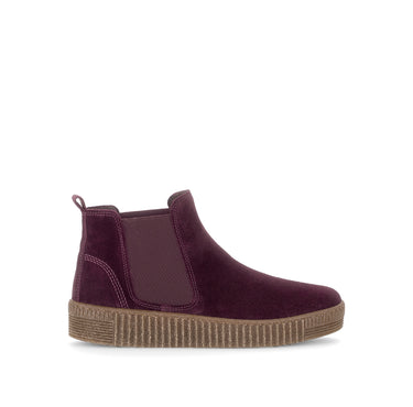 Bottines rouges en daim