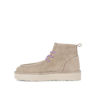 Bottines beiges en daim (lacets violets)