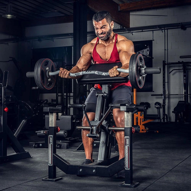 Gezieltes Bizepstraining mit der ATX® SZ-Stange – Scottcurls an der Curlbank
